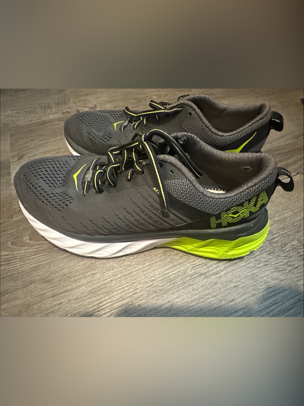 Hoka Arahi Gray Sneakers with Neon Trim